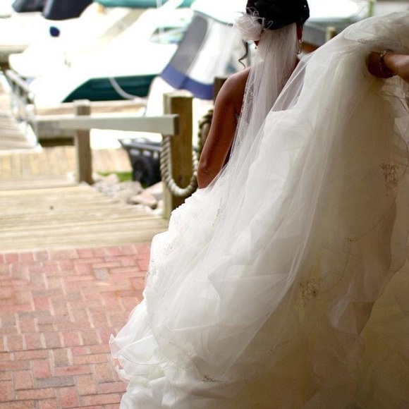 Spanish designer wedding gown with long vail. - Picture 2 of 10